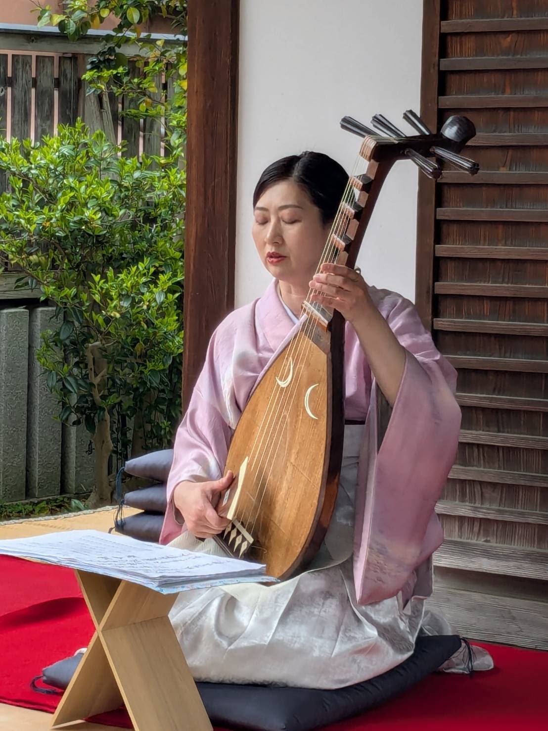 禅寺の縁側で琵琶を奏でる田尻真弓